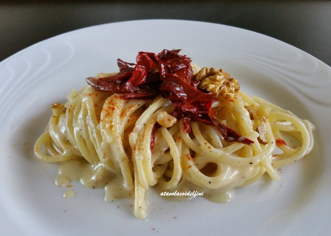 Spaghetti cacio, pepe e noci con peperone crusco e la sua polvere