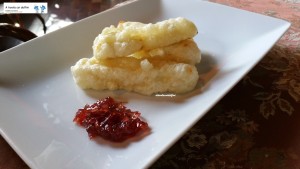 Pecorino stagionato in tempura con confettura di cipolle
