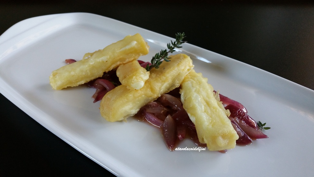 Pecorino fresco in tempura su cipolle rosse caramellate