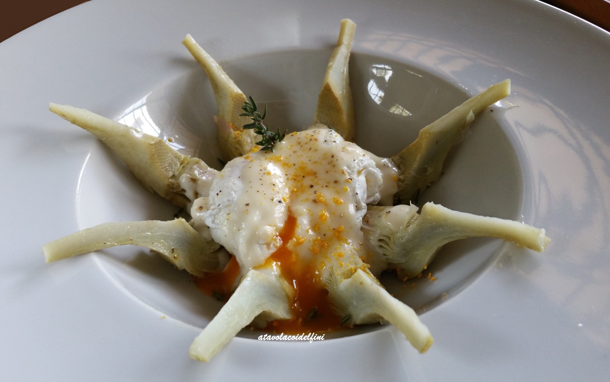 Uovo in camicia con crema al parmigiano su carciofi mammola e polvere di mandarino
