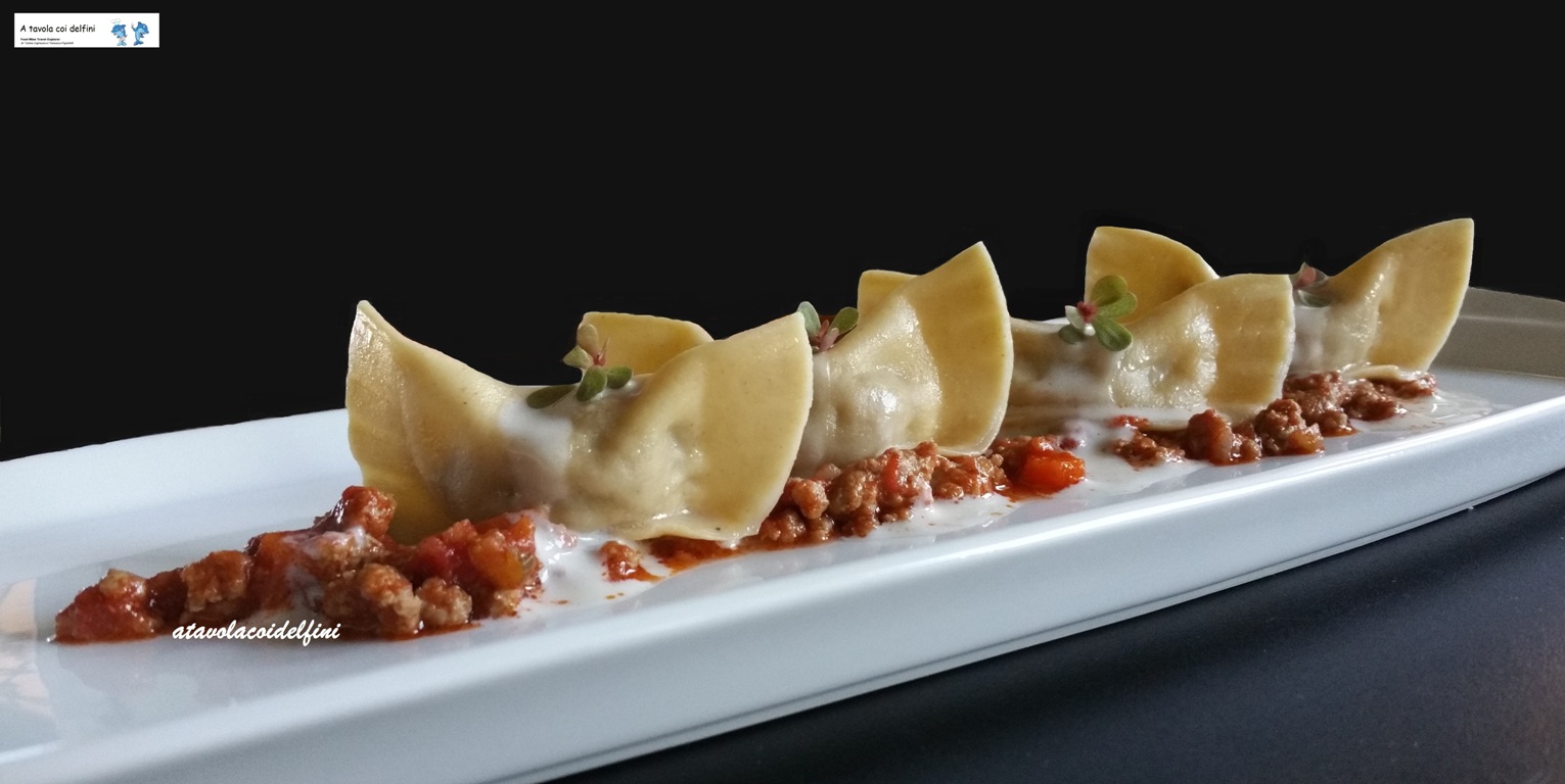 Tortelli con le ali alla bolognese e fonduta ai tre formaggi