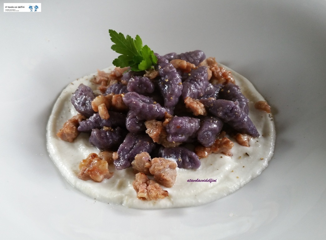 Gnocchi di patate viola su crema di ricotta e salsiccia