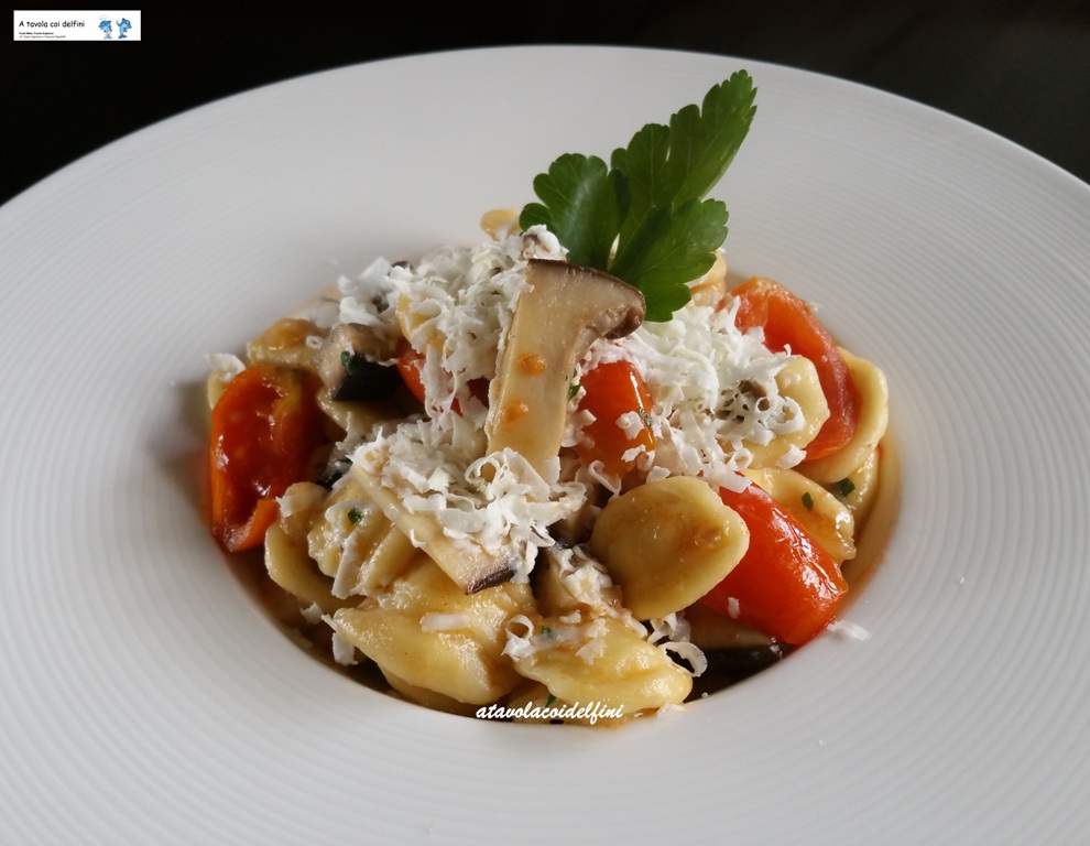 Orecchiette ai funghi cardoncelli, pomodori ciliegia e cacioricotta