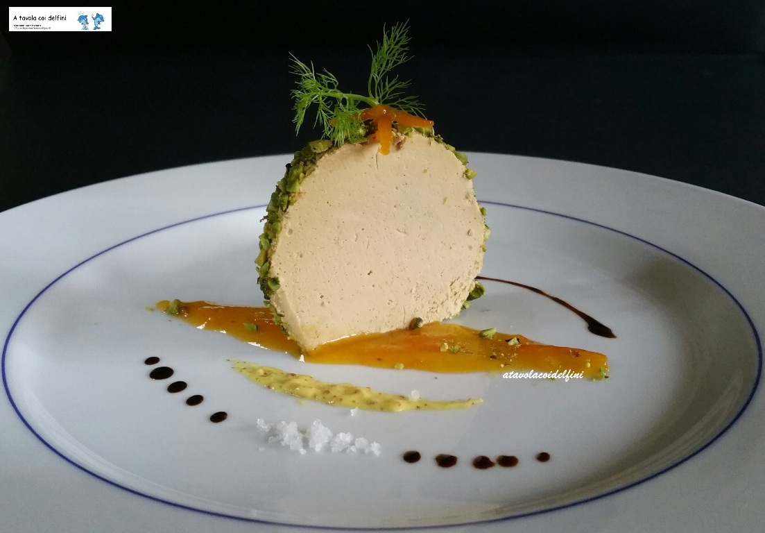 Foie gras d’anatra di Perigord ai pistacchi su mandarino caramellato, mostarda di Digione, fior di sale di Camargue e aceto balsamico