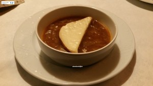 Zuppa di cipolle e pane con fonduta 