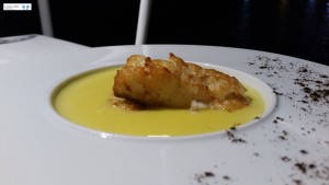 Baccalà fritto su crema di patate allo zafferano