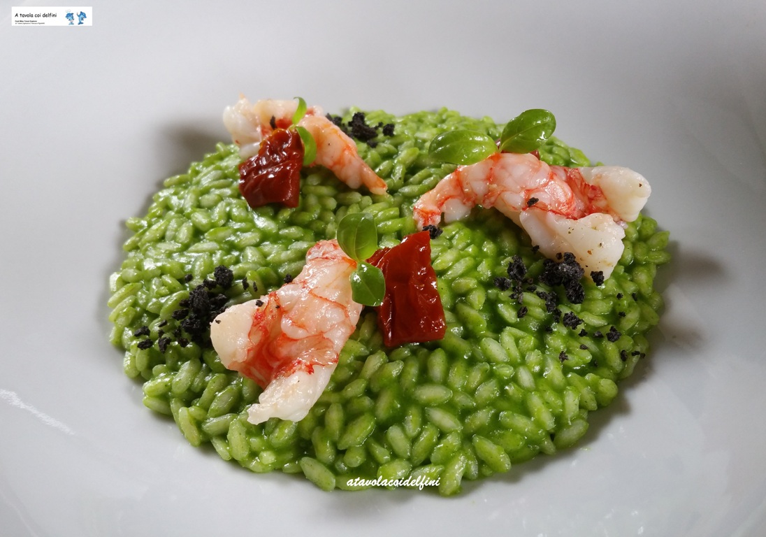 Risotto alla crema di bietole con gamberi viola, pomodori secchi e briciole di nero