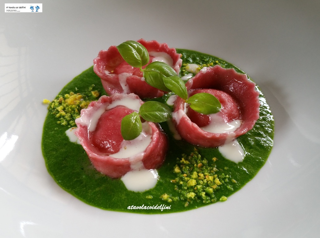 Tortelli di barbabietola ripieni di patate al bergamotto su crema di bietole e fonduta al vacche bianche