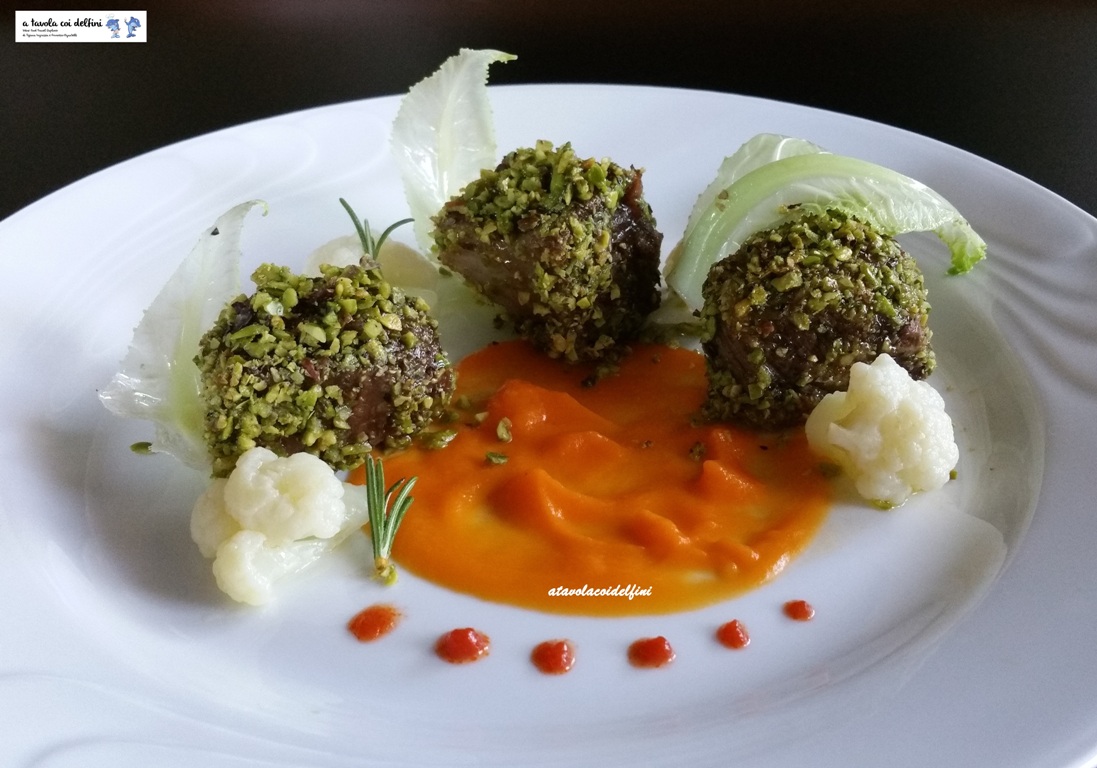 Filetto di manzo in crosta di pistacchi su crema di zucca e cavolfiori