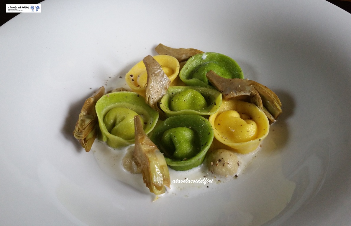 Tortelli alle foglie di cavolfiore verde ripieni di crescenza, crema di carciofi, carciofi brasati su latte al parmigiano