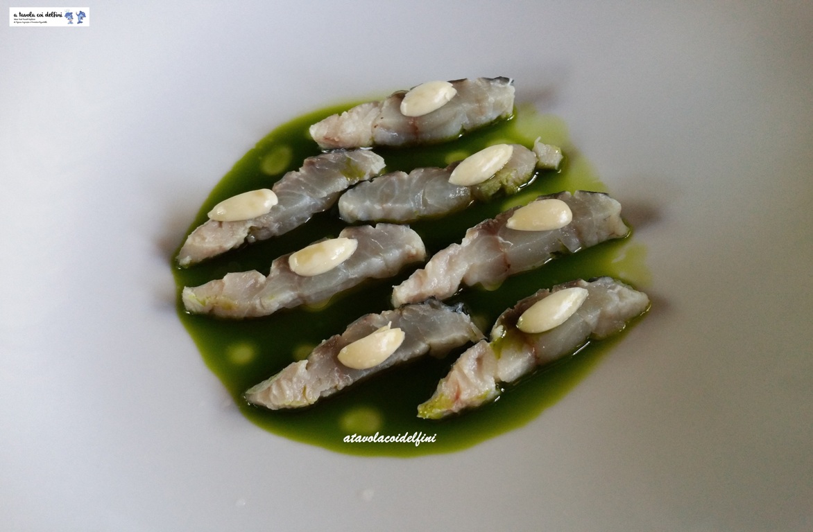 Sashimi di pesce serra, mandorle verdi, olio alle foglie di fico e garum