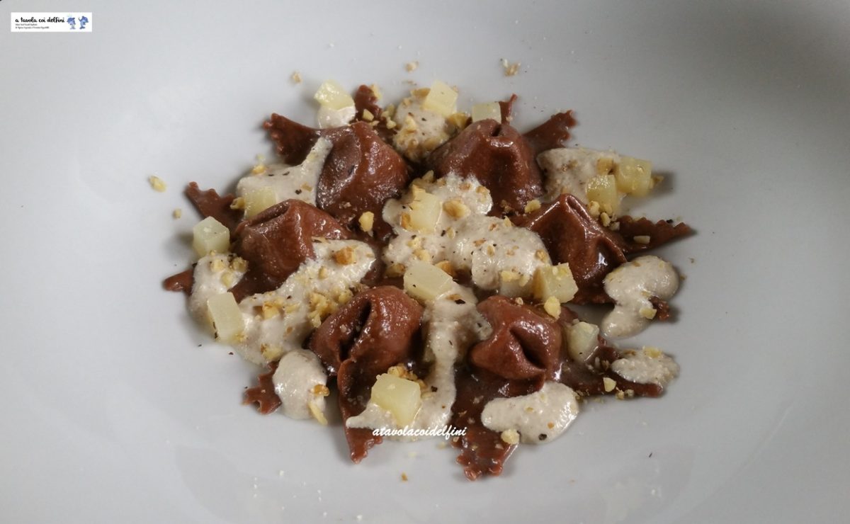 Agnolotti al cacao amaro ripieni di pere e gorgonzola su crema di noci e pere al burro