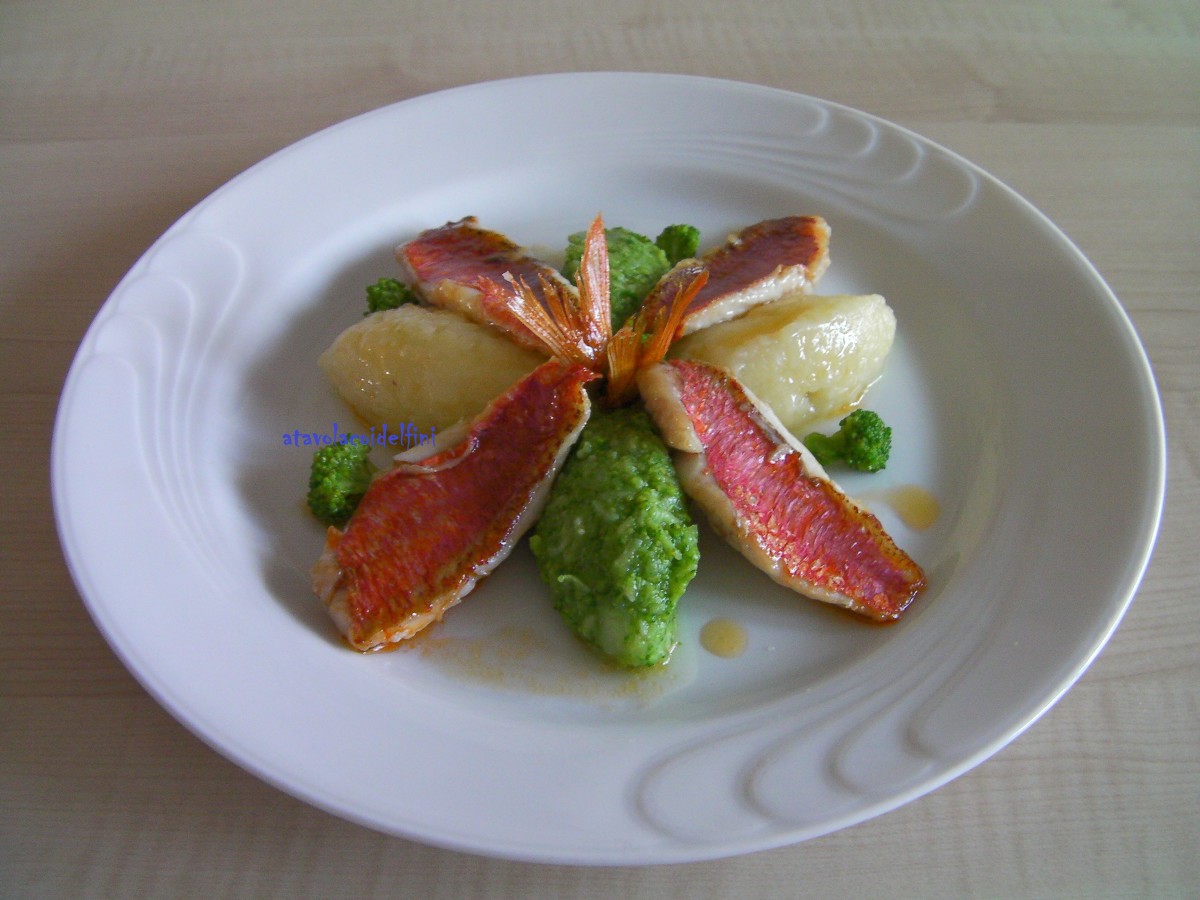 Filetti di triglie rosse dello Ionio con quenelle di patate Sieglinde e broccoli verdi