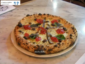 Pizza Napoletana - pomodoro del Piennolo, mozzarella, alici di Cetara, capperi, olive leccine, origano e basilico