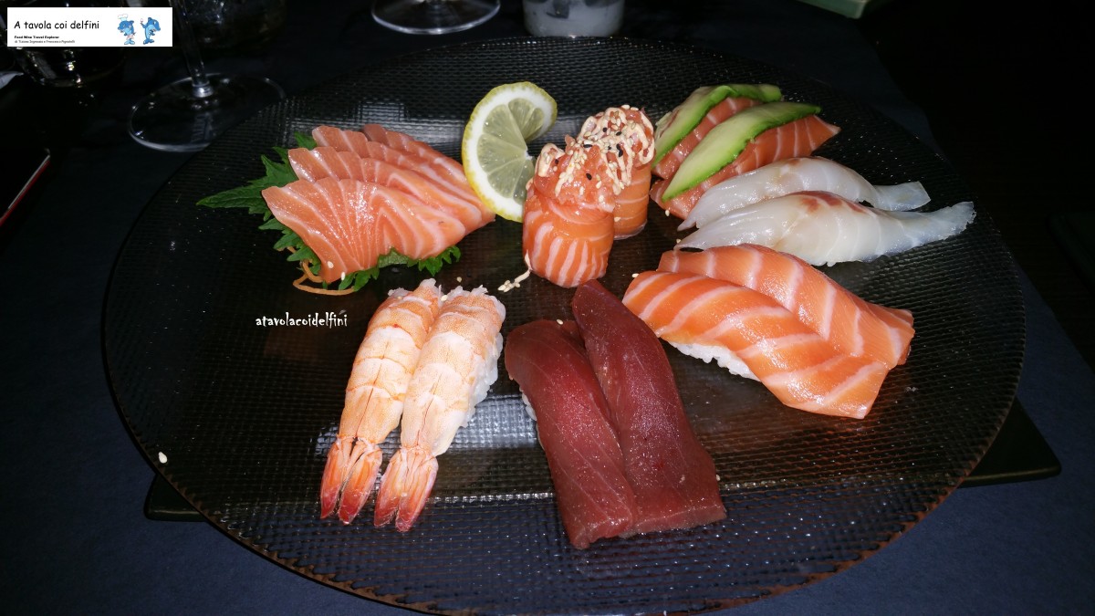 Nigiri Moriawase (salmone, scampo, tonno, spigola) e sashimi di salmone con avocado