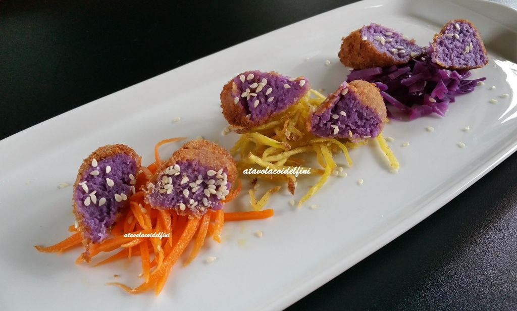 Crocchette di cavolo viola su carote marinate, patate fritte e cavolo stufato