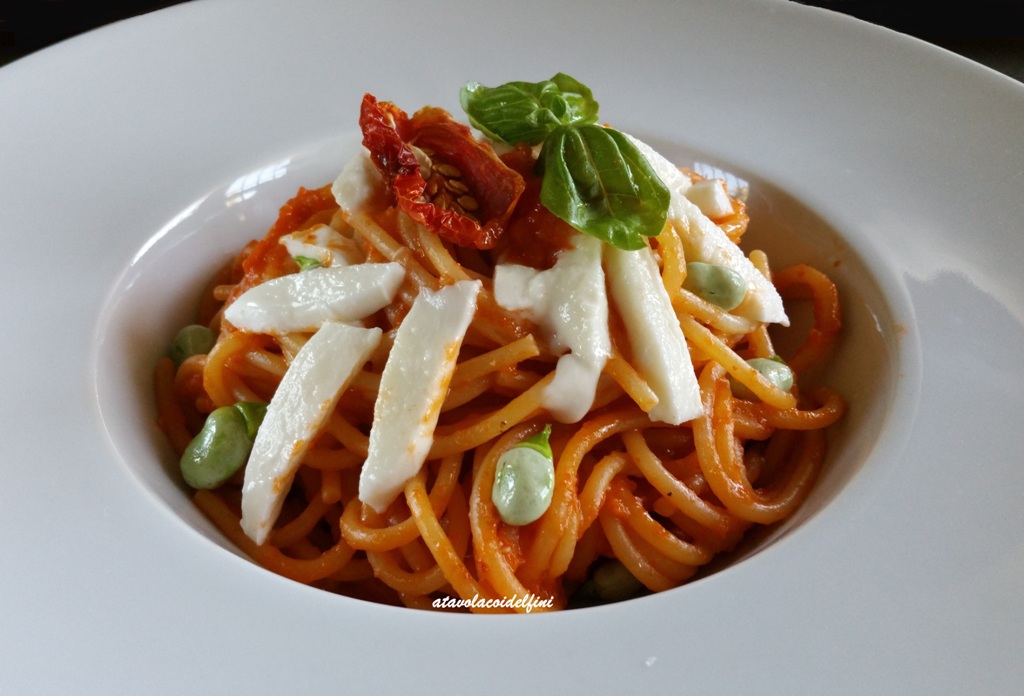 Spaghetti al pesto di pomodori ciettaicale, mozzarella di bufala e fave novelle