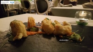 Baccalà e gamberi in tempura su gazpacho