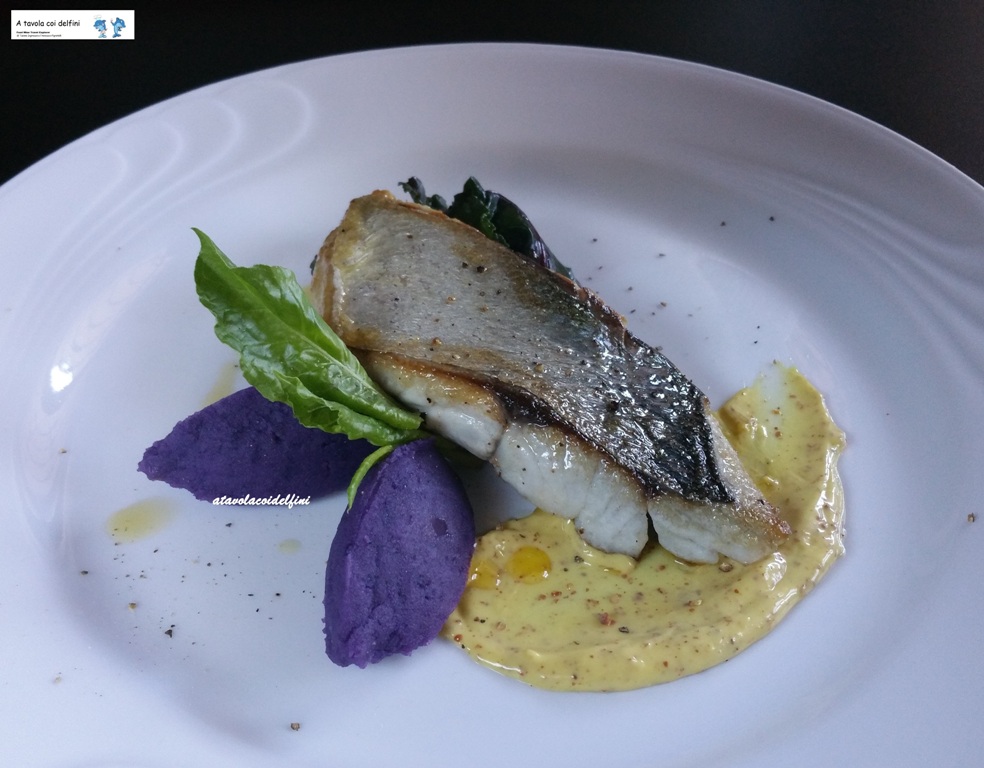 Filetto di pesce serra arrosto con bietole all’aglio, patate viola e senape di Digione
