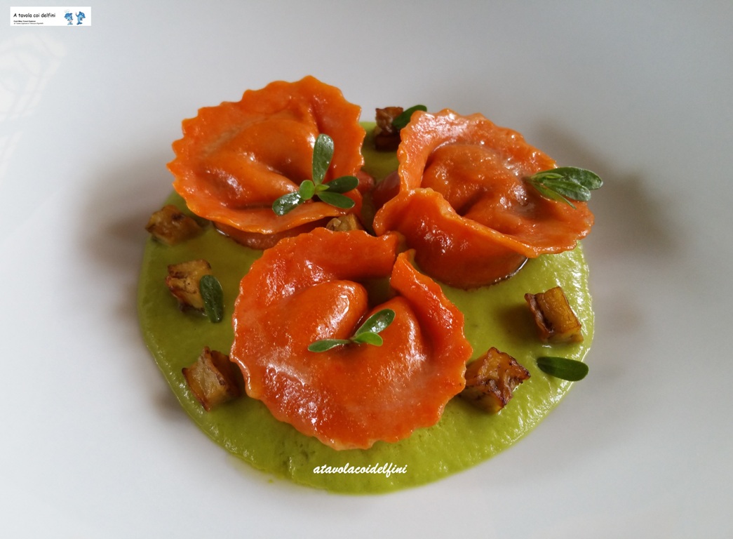 Tortelli ai peperoni rossi ripieni di melanzane su crema di peperoni verdi e portulaca