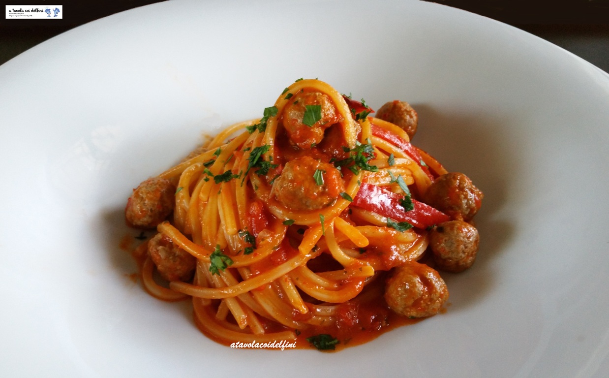 Spaghetti ai peperoni rossi con polpettine di carne e cipolla rossa