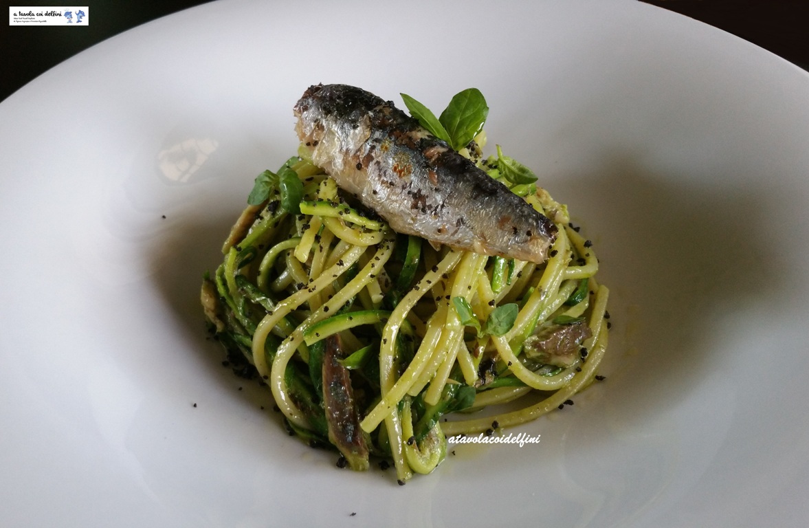 Spaghetti quadrati alle sardine sott’olio, pesto di zucchine e granella al nero di seppia