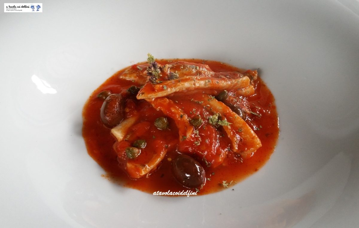 Pesce sciabola in guazzetto di pomodori San Marzano, olive leccine e capperi