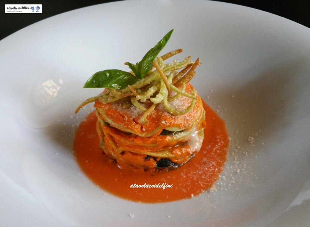 Lasagnetta al basilico con melanzane pastellate e parmigiano su salsa di pomodori regina e croccante di sfoglia