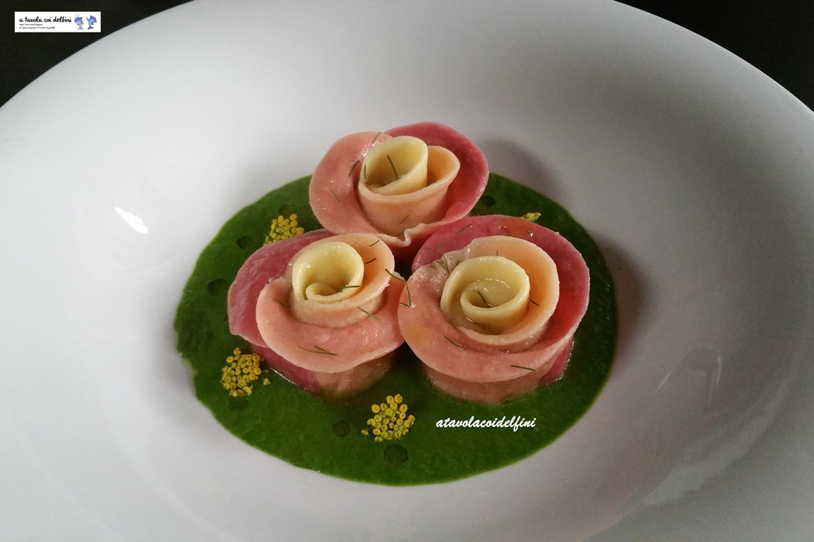 Rose di pasta ripiena di orata e patate al limone su salsa di bietole selvatiche e fiori di finocchio