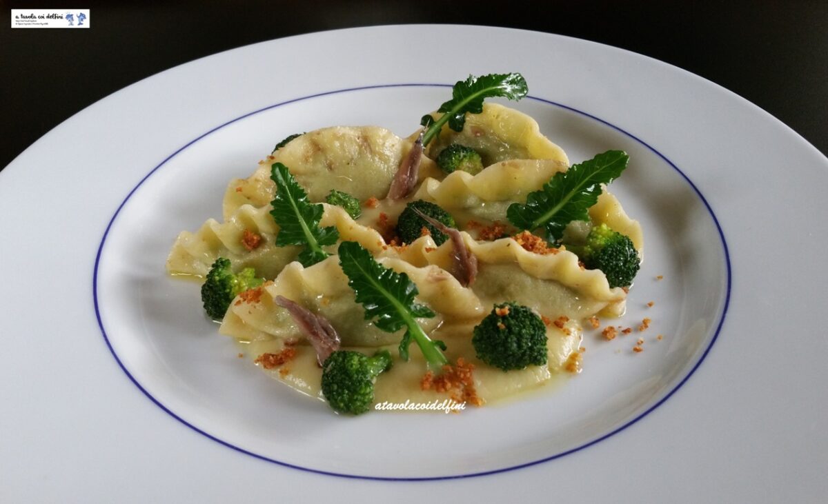 Creste di gallo ai broccoli e acciughe all’aglio su crema di fave secche e pane aromatico croccante
