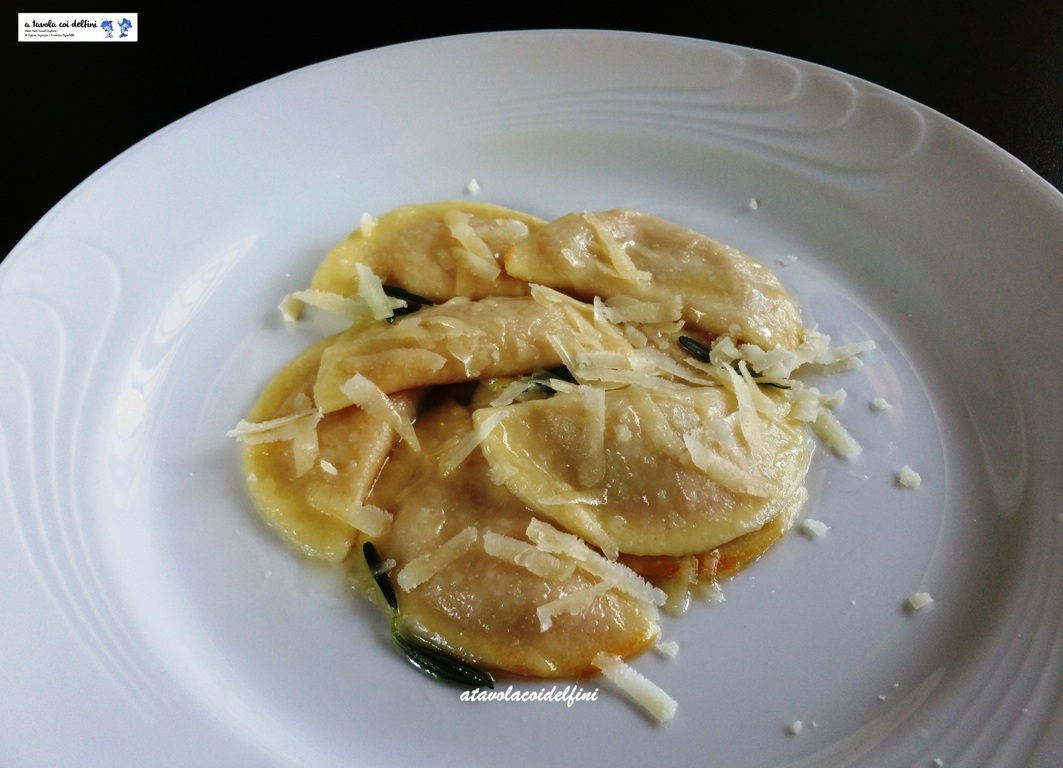 Mezzelune con zucca, parmigiano e speck al burro, parmigiano e rosmarino