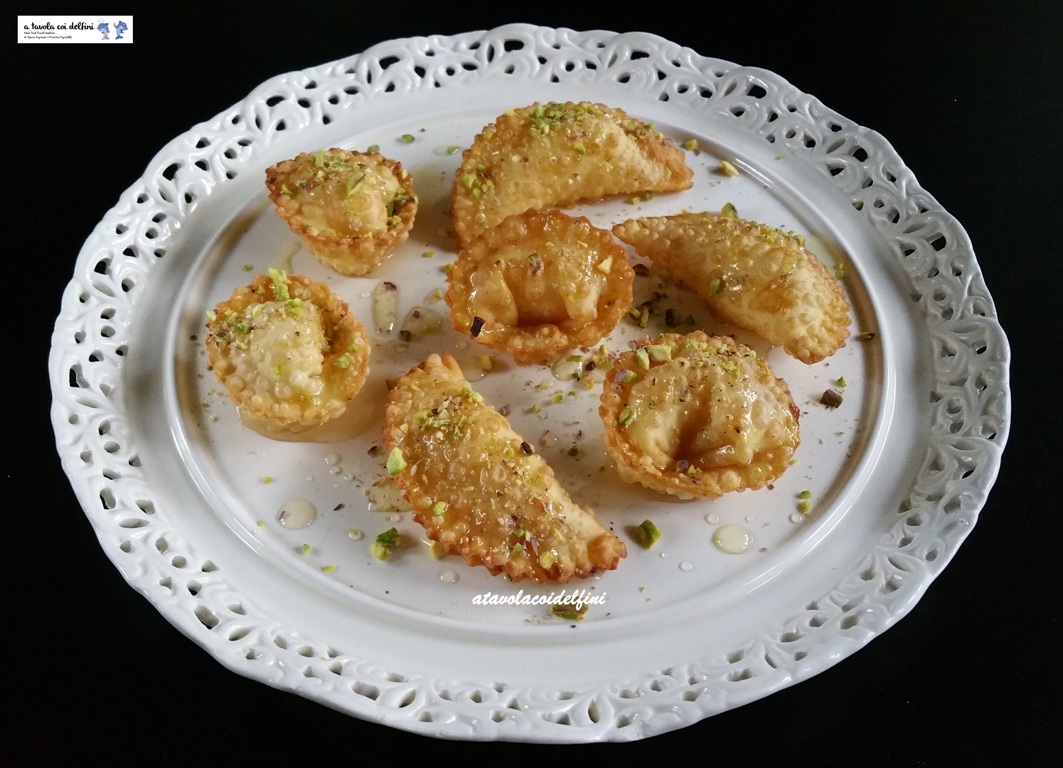 Tortelli e mezzelune ripieni di pecorino fresco e marmellata di mandarini, con miele e pistacchi