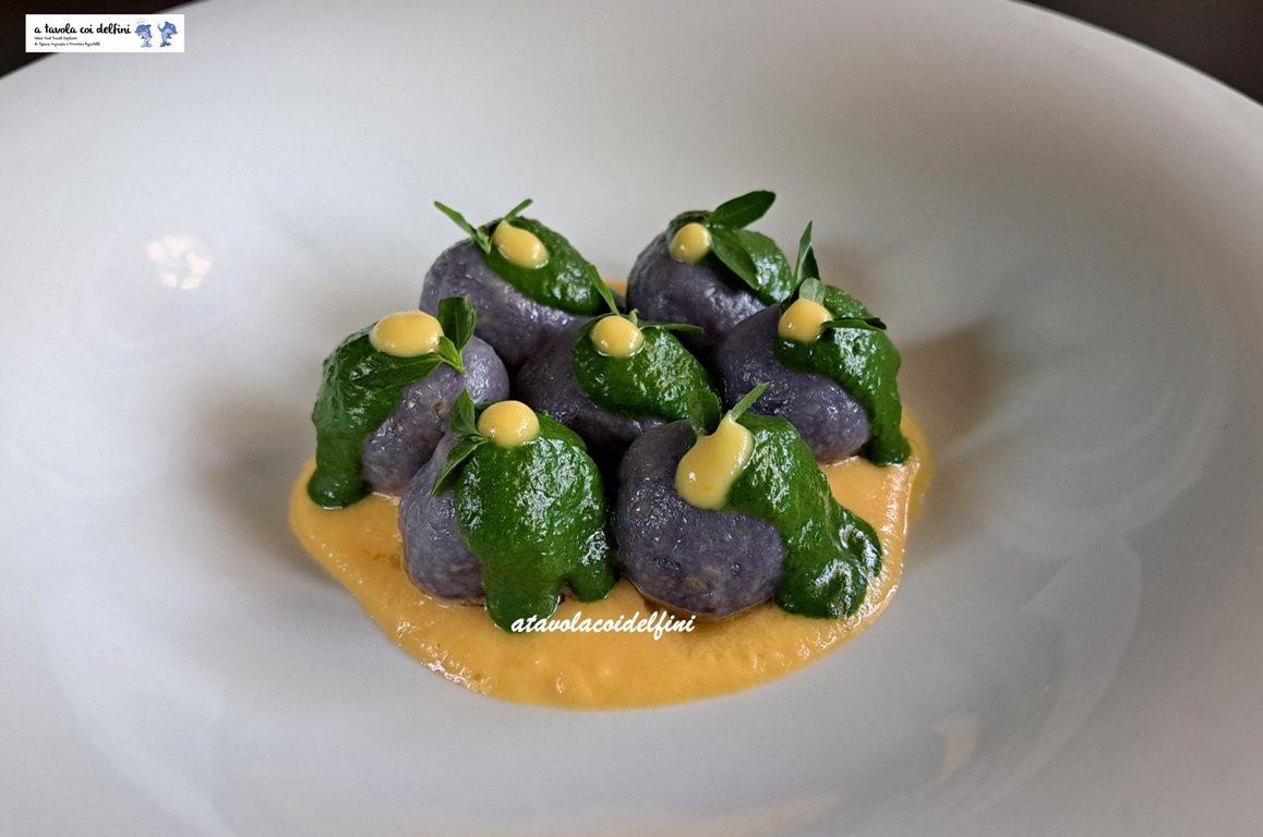 Gnocchi di patate viola ripieni di gorgonzola su salsa di pomodori gialli al pesto di farinello